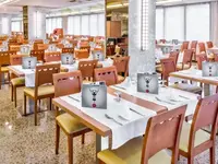 Restauracja w hotelu GHT Oasis Park z nakrytymi stołami