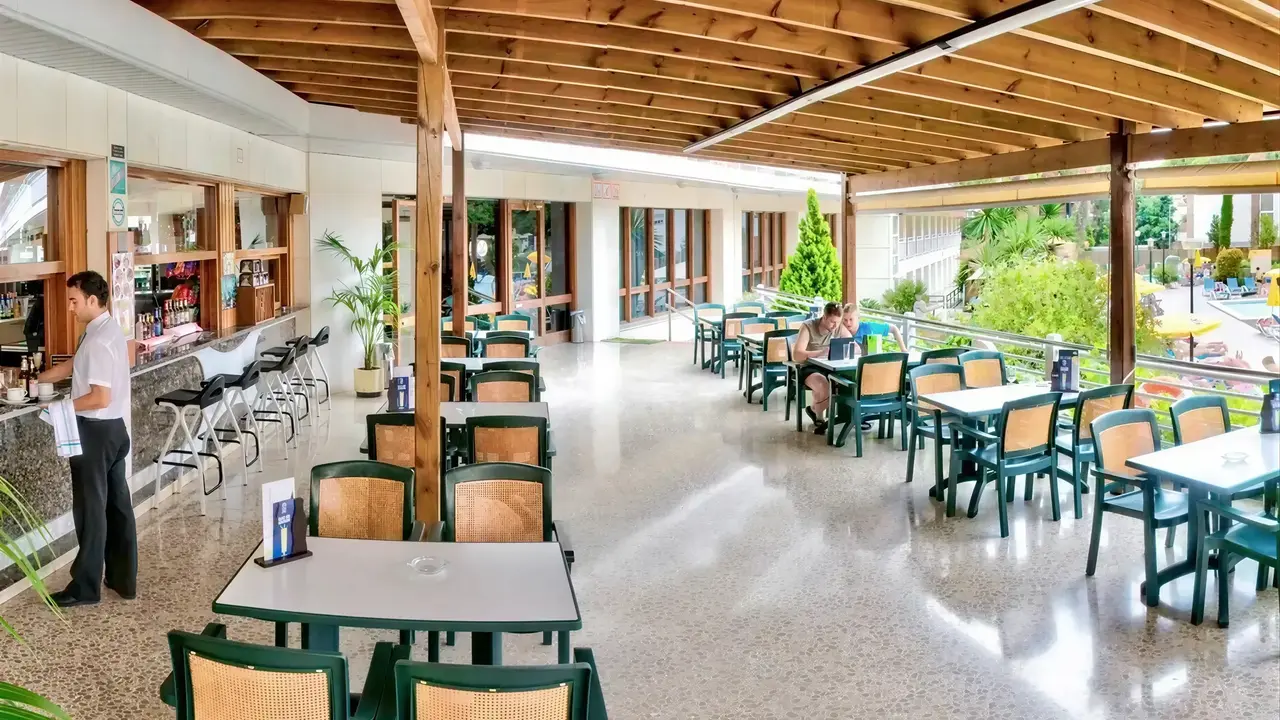 Restauracja w GHT Oasis Park z widokiem na zewnątrz