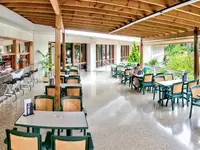 Restauracja w GHT Oasis Park z widokiem na zewnątrz