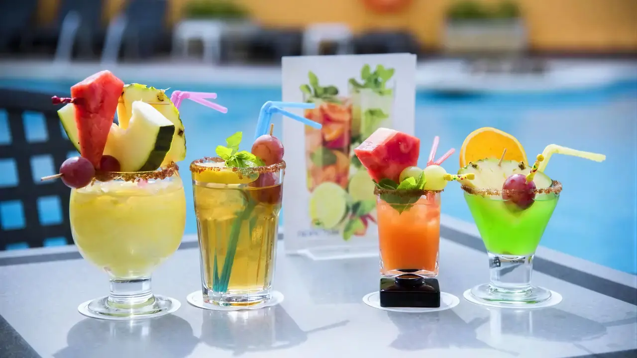 Kolorowe drinki z owocami w GHT Oasis Park