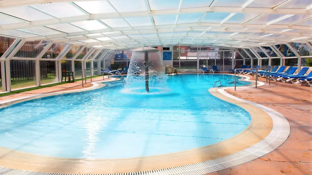 Kryty basen z wodospadem w GHT Oasis Park
