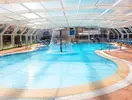 Kryty basen z wodospadem w GHT Oasis Park