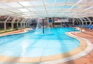 Kryty basen z wodospadem w GHT Oasis Park