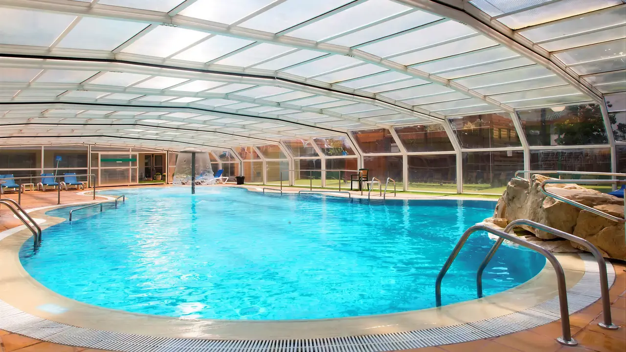 Kryty basen w hotelu GHT Oasis Park