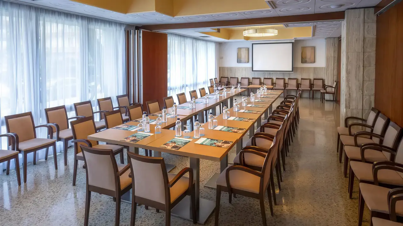Sala konferencyjna w GHT Oasis Park z ekranem