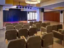 Sala kinowa w GHT Oasis Park z wygodnymi fotelami