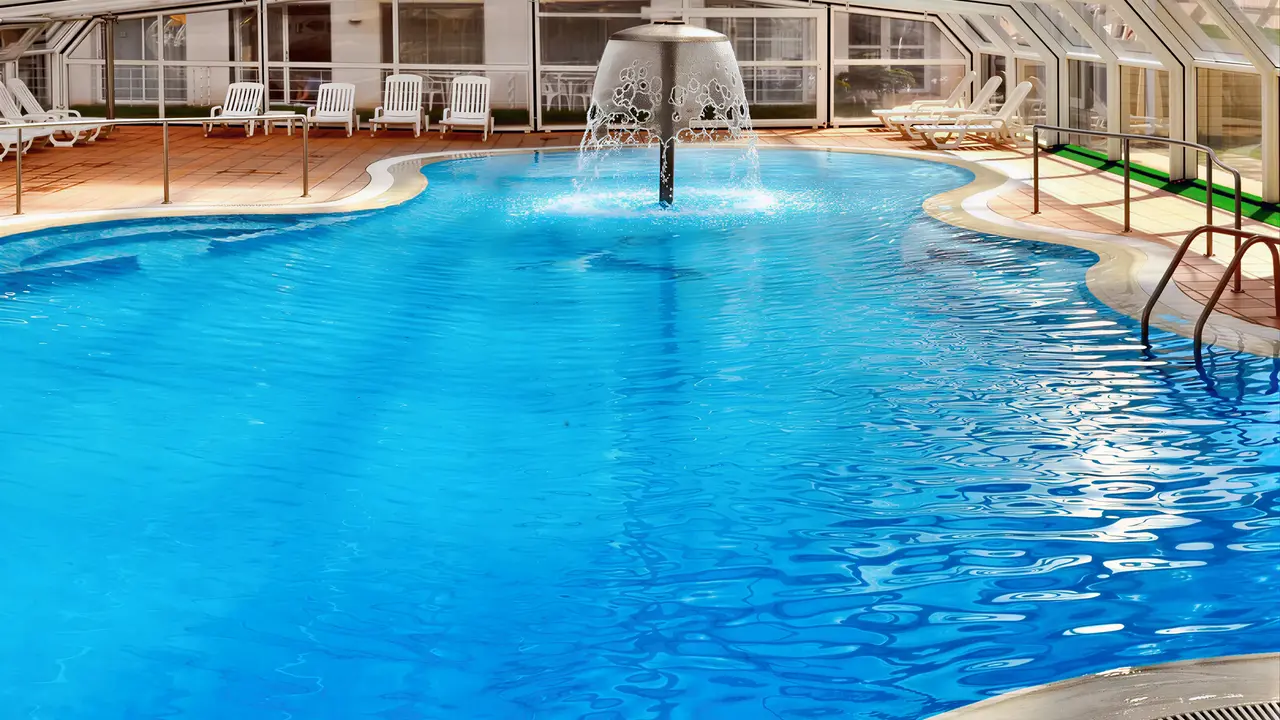 Kryty basen z wodospadem w GHT Oasis Park