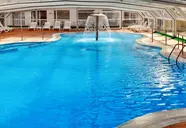 Kryty basen z wodospadem w GHT Oasis Park