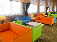 Kolorowe sofy w lobby hotelu GHT Oasis Park