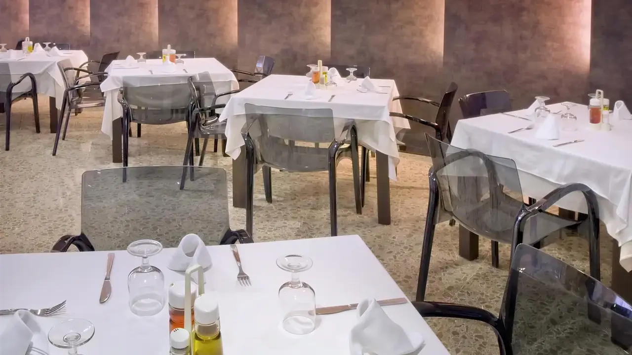Stolik w restauracji w GHT Oasis Park