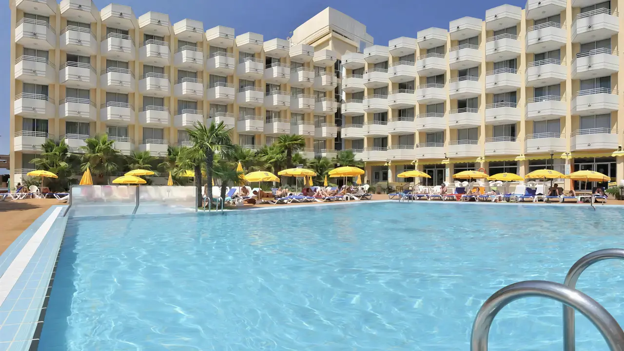 Basen z leżakami w hotelu GHT Oasis Tossa