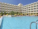 Basen z leżakami w hotelu GHT Oasis Tossa