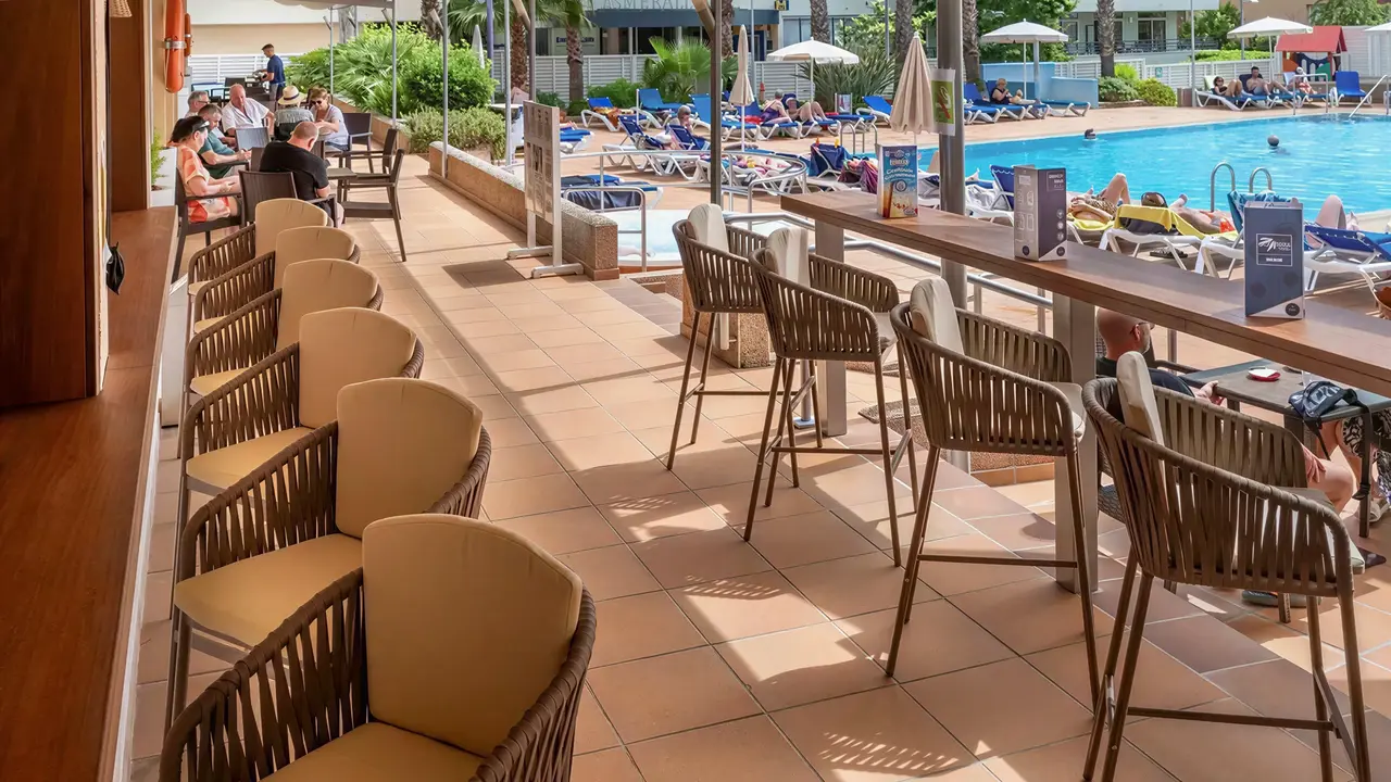 Bar przy basenie w GHT Oasis Tossa