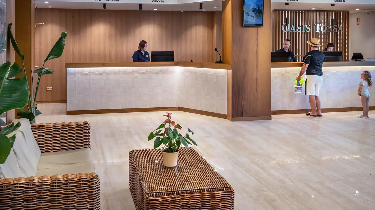 Recepcja w hotelu GHT Oasis Tossa