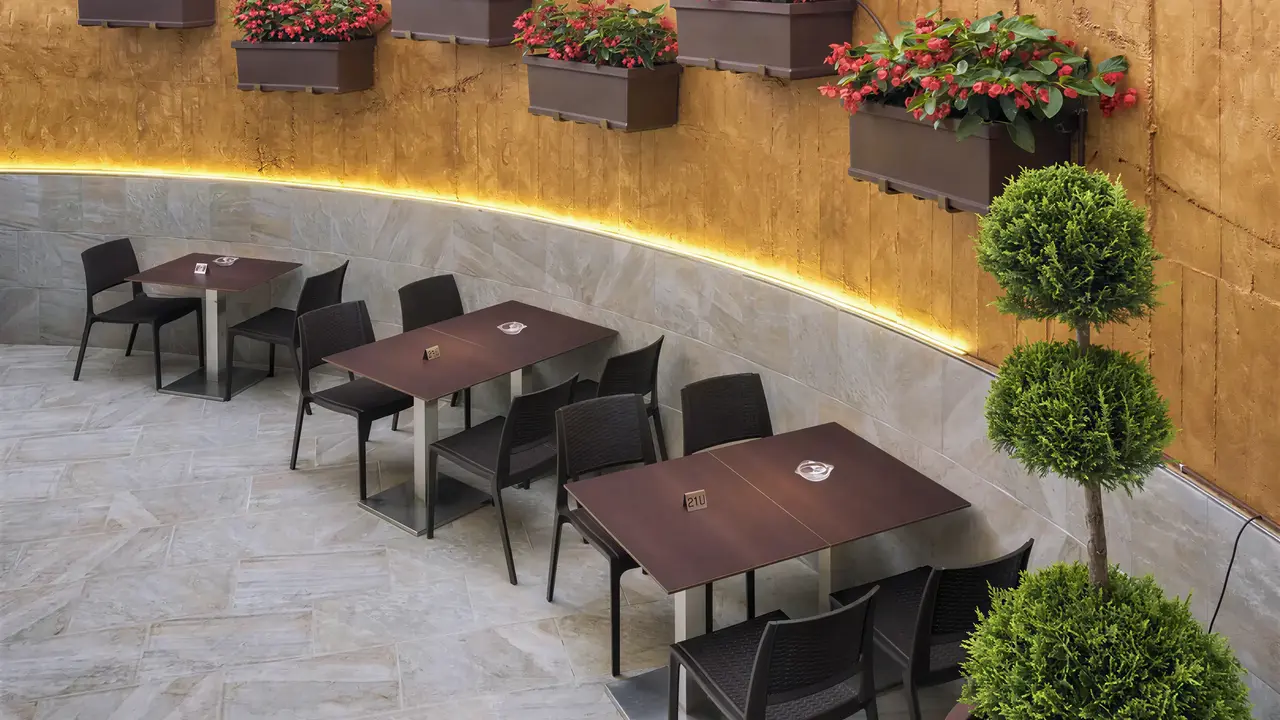 Stolik restauracyjny i kwiaty w GHT Oasis Tossa