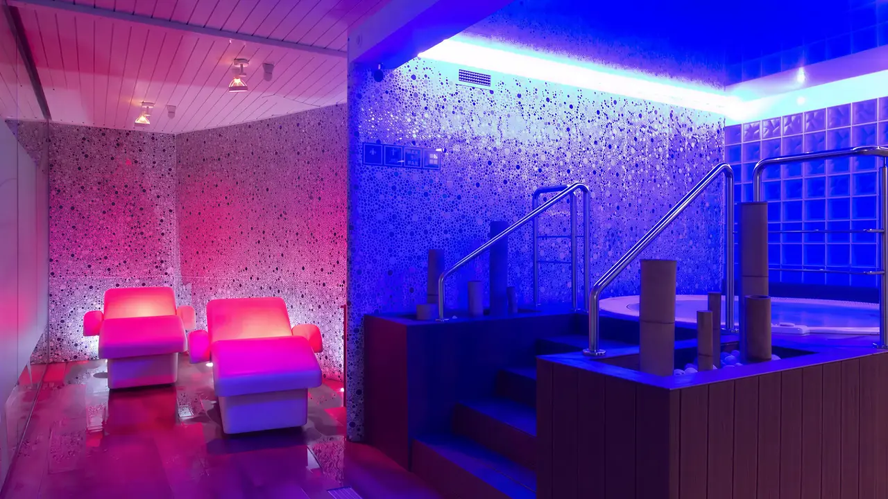 Strefa spa w GHT Oasis Tossa z kolorowym oświetleniem