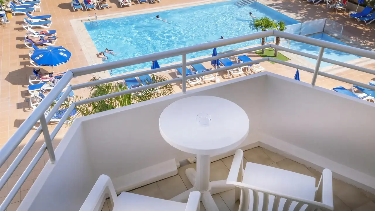Balkon z widokiem na basen w GHT Oasis Tossa