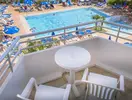 Balkon z widokiem na basen w GHT Oasis Tossa
