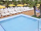 Basen i leżaki w GHT Oasis Tossa
