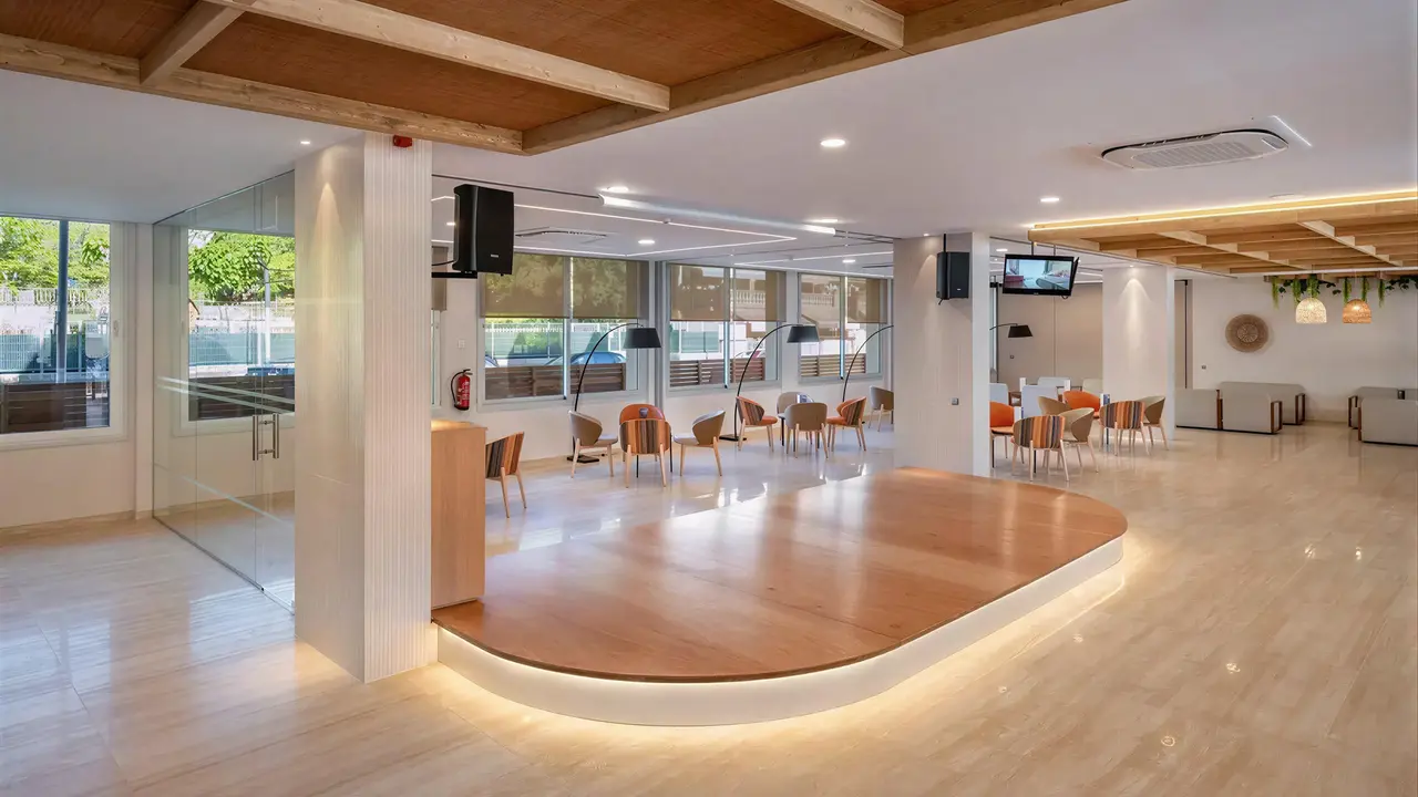 Sala rozrywki z podestem w GHT Oasis Tossa
