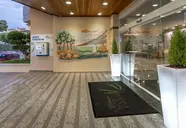 Wejście do GHT Oasis Tossa z automatem do zameldowania