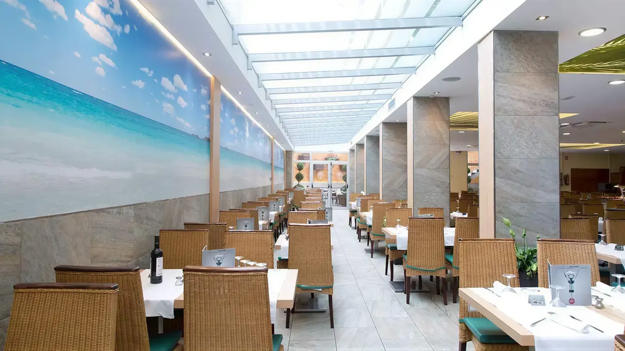 Restauracja w GHT Oasis Tossa z nakrytymi stołami