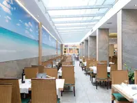 Restauracja w GHT Oasis Tossa z nakrytymi stołami