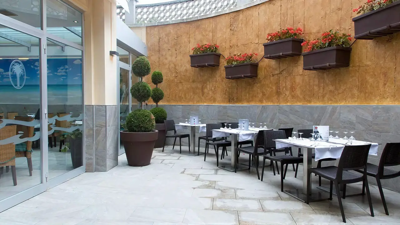 Stolik restauracyjny na tarasie w GHT Oasis Tossa