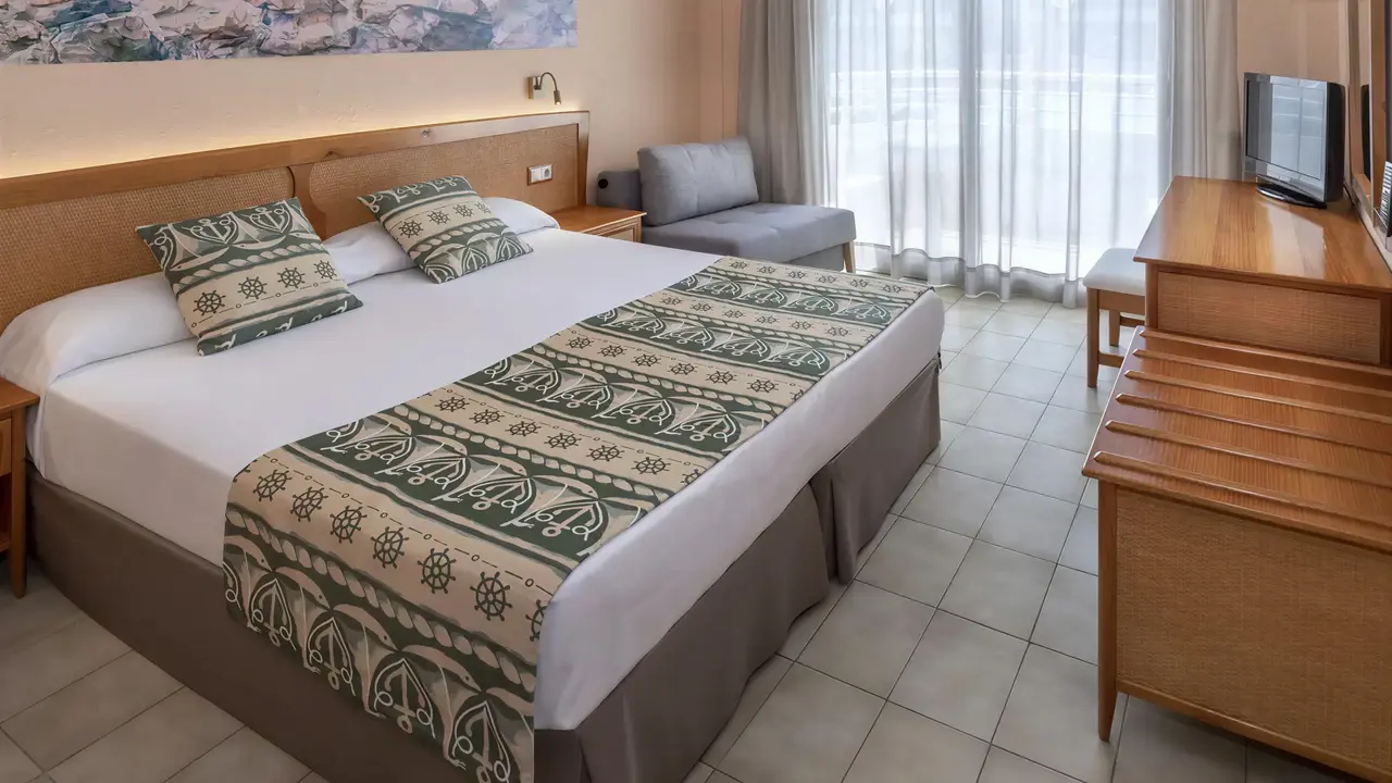 Sypialnia z dużym łóżkiem w GHT Oasis Tossa