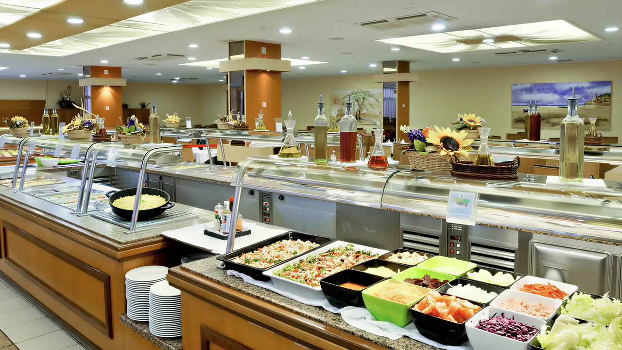 Bufet z jedzeniem w hotelu GHT Oasis Tossa