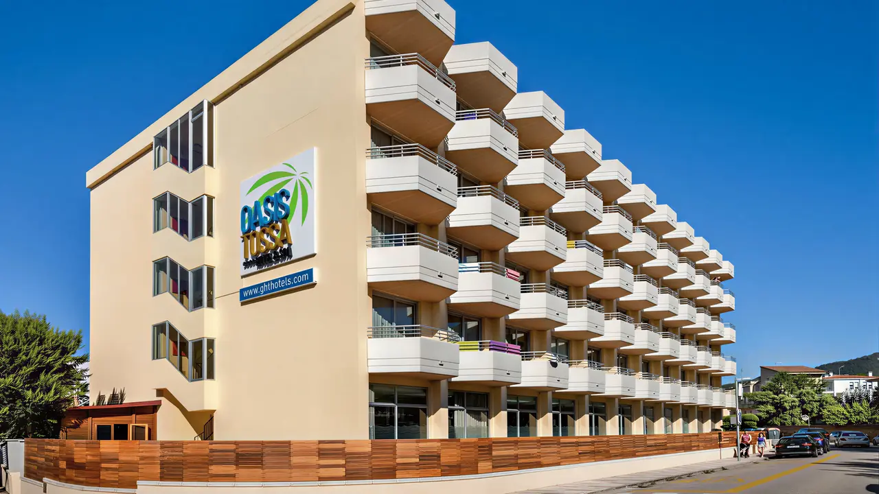 Elewacja i budynek hotelu GHT Oasis Tossa