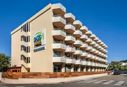 Elewacja i budynek hotelu GHT Oasis Tossa