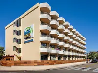 Elewacja i budynek hotelu GHT Oasis Tossa