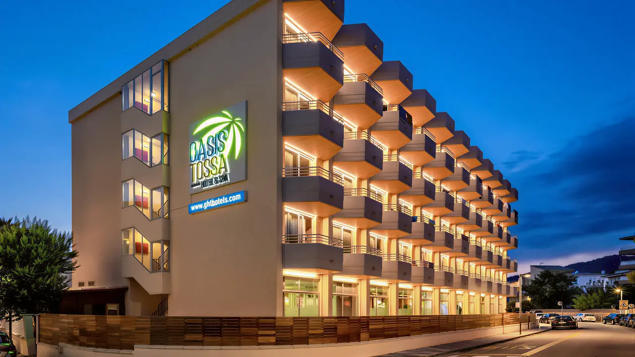 Elewacja i fasada budynku GHT Oasis Tossa wieczorem