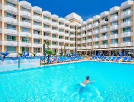 Basen i leżaki w hotelu GHT Oasis Tossa