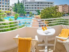 Balkon z widokiem na basen w GHT Oasis Tossa