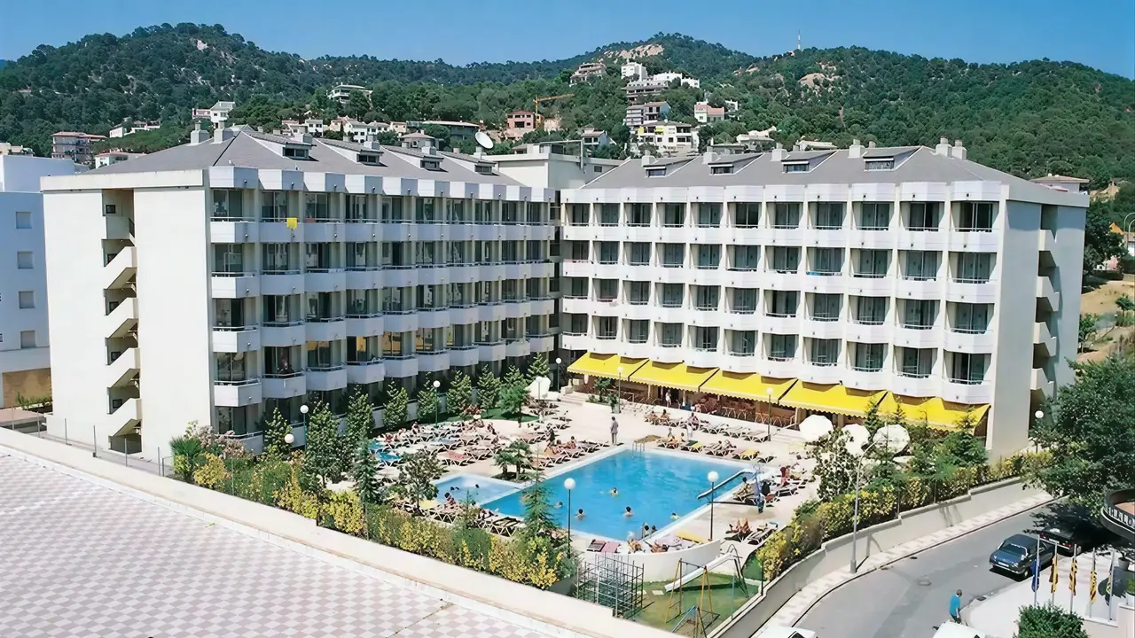 Widok na budynki i basen w GHT Oasis Tossa