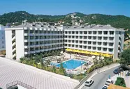 Widok na budynki i basen w GHT Oasis Tossa