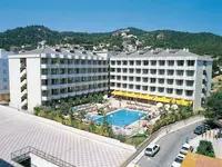 Widok na budynki i basen w GHT Oasis Tossa