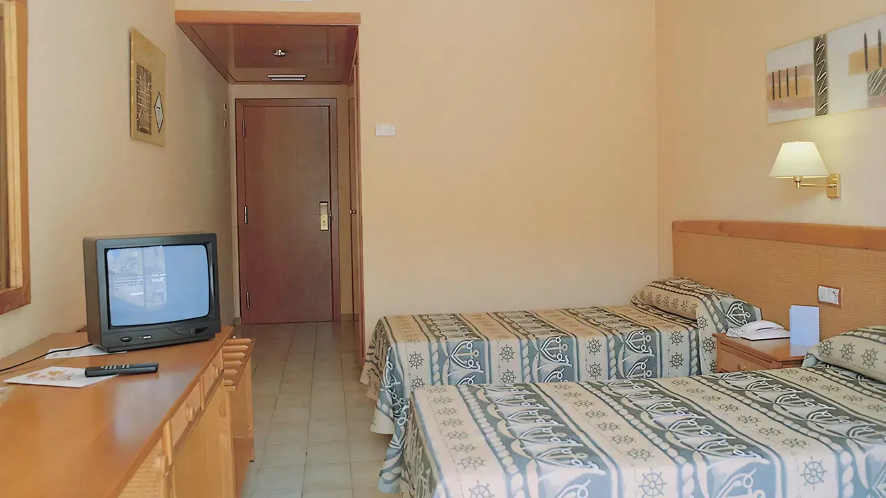 Pokój z łóżkami w GHT Oasis Tossa