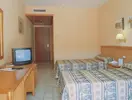 Pokój z łóżkami w GHT Oasis Tossa