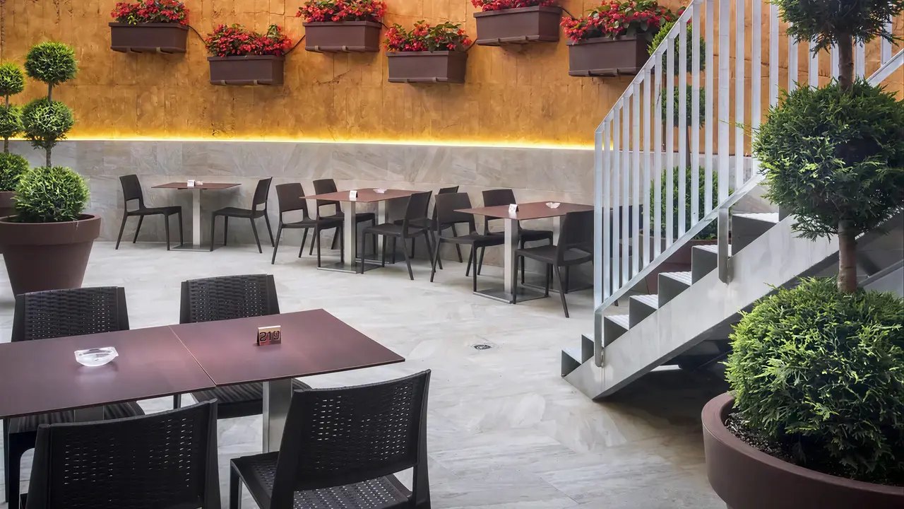 Stolik i krzesła w restauracji GHT Oasis Tossa