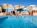 Basen i leżaki w hotelu Globales Acuario