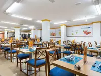 Restauracja w Globales Acuario z nakrytymi stołami