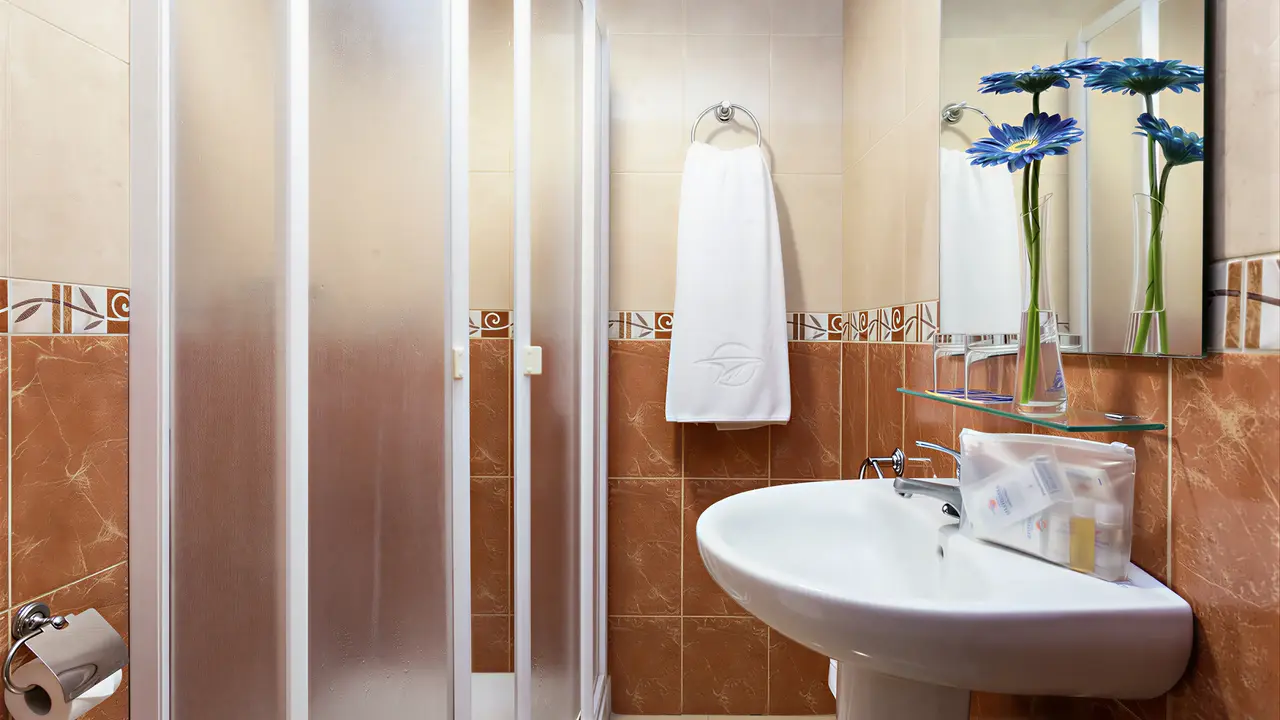 Łazienka w hotelu Globales Acuario z białym umywalką