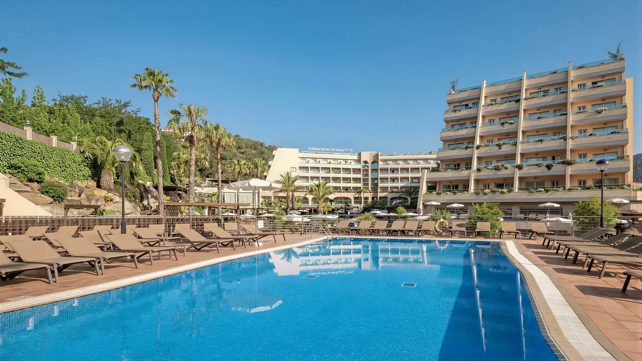 Basen z leżakami w hotelu Golden Bahia De Tossa