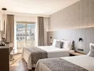Nowoczesny pokój z łóżkami w Golden Bahia De Tossa