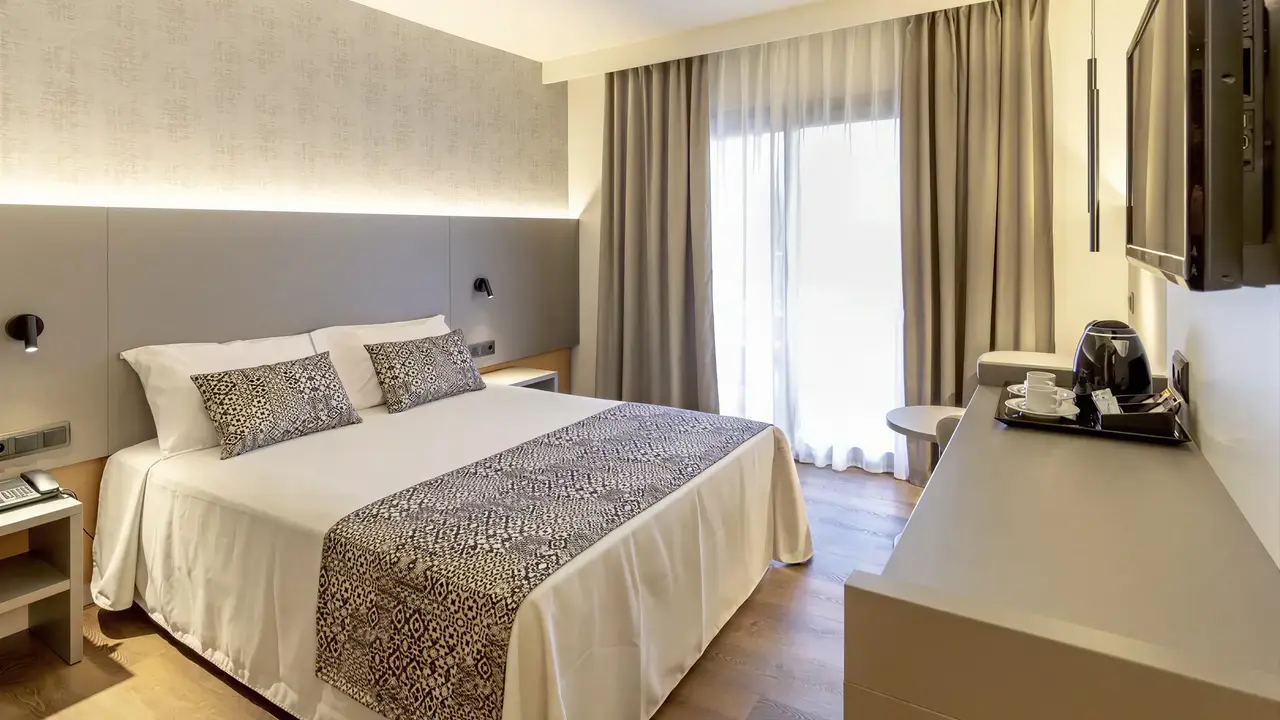 Sypialnia w hotelu Golden Bahia De Tossa z dużym łóżkiem