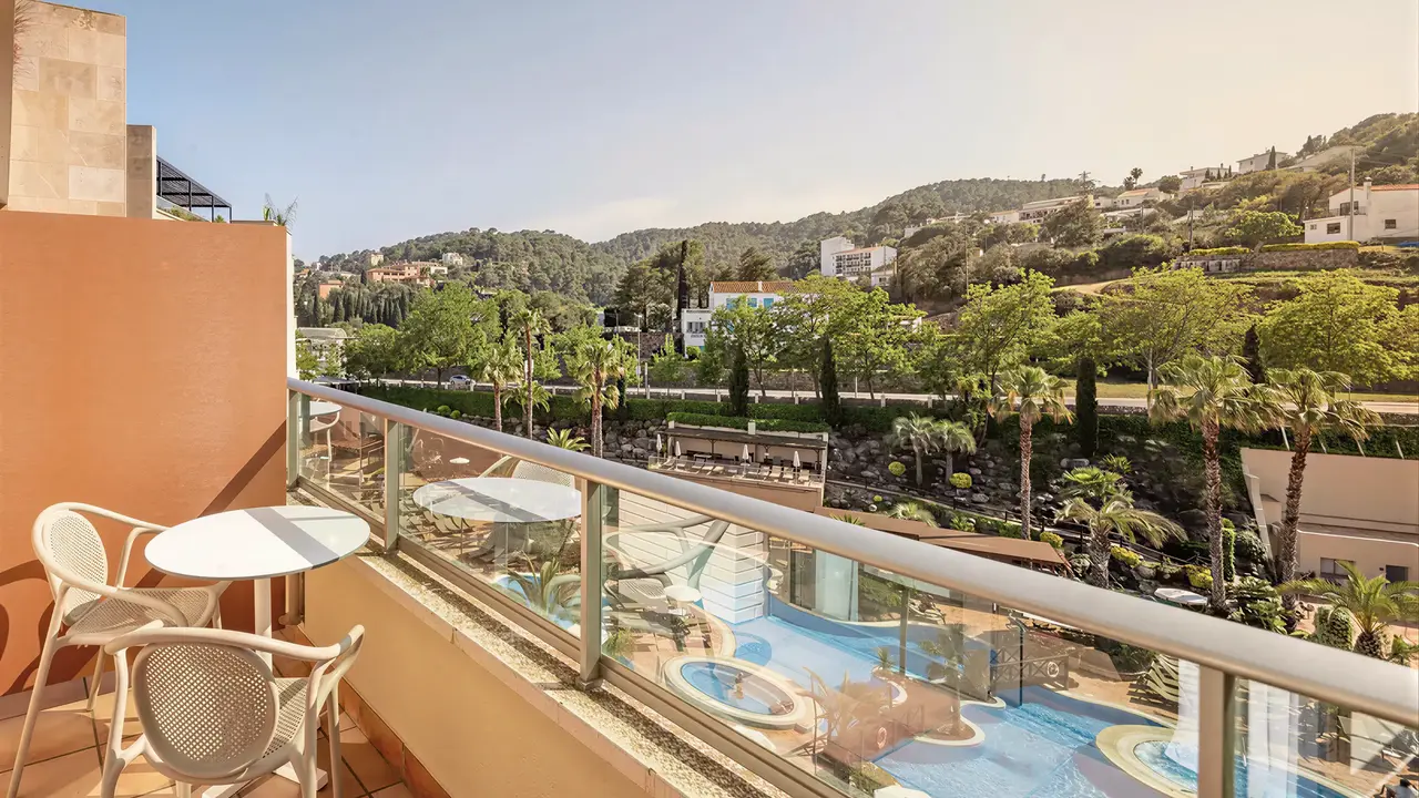 Balkon z widokiem na basen w Golden Bahia De Tossa