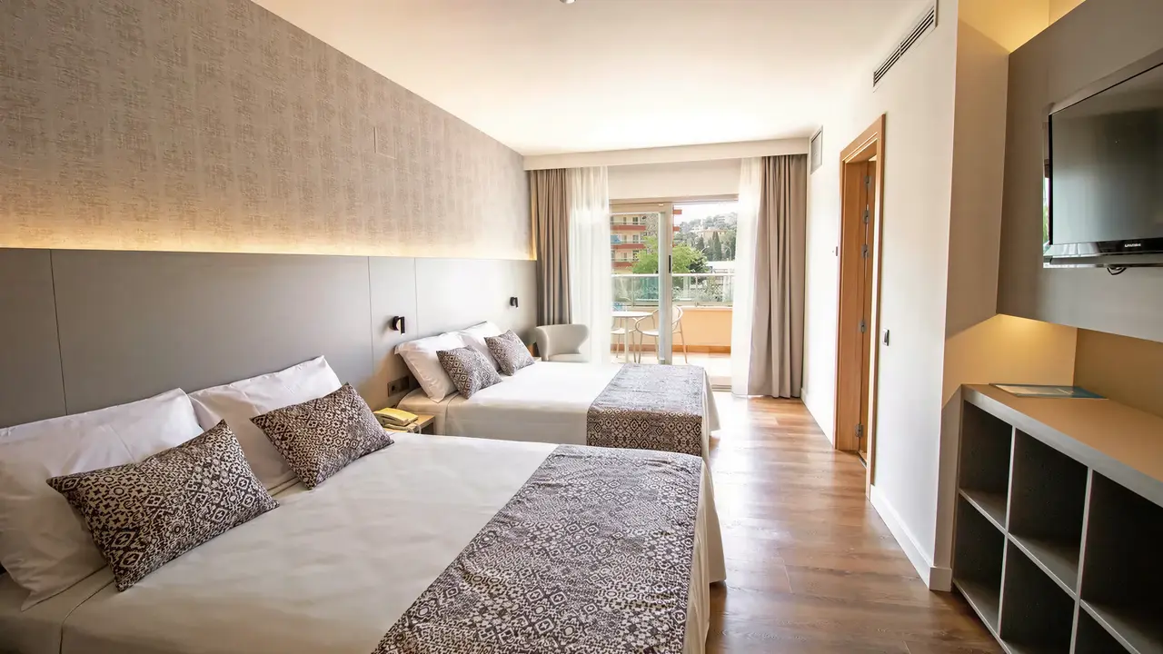 Nowoczesna sypialnia w hotelu Golden Bahia De Tossa